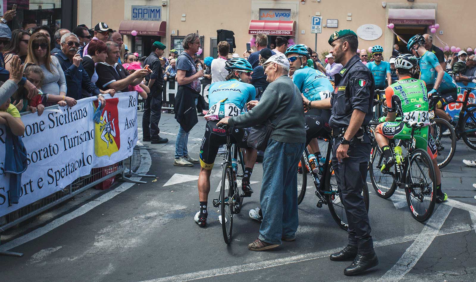 Older-man-greets-his-favorite-ride-at-the-Giro-d’Italia