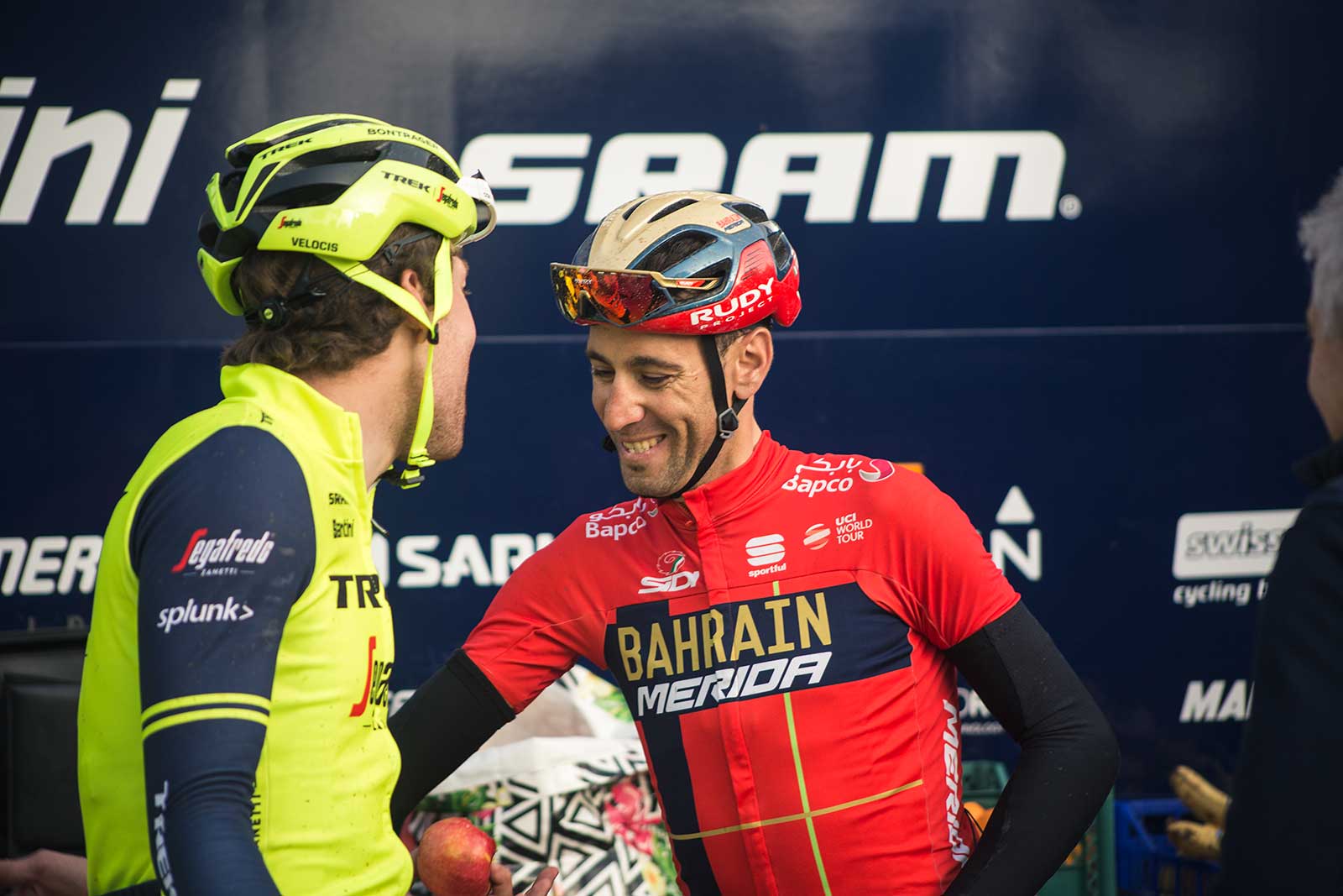 Kamp-cracking-a-joke-with-Nibali