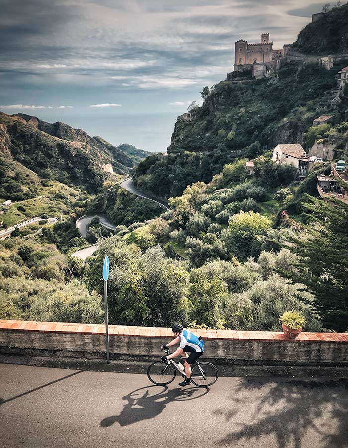 Cyclist-with-panorama-from-savoca