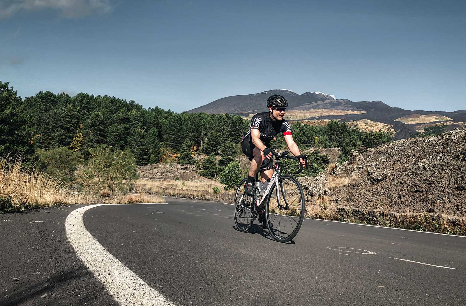 Cyclist-smiling-on-etna