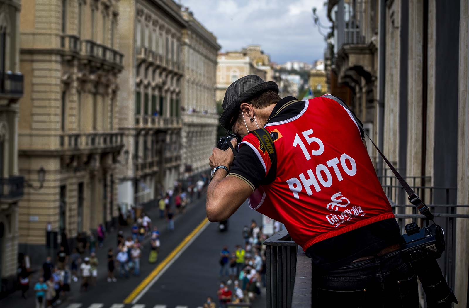 James Startt shoting the Giro d'Italia in Catania, Sicily